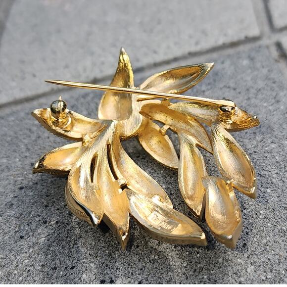 Vintage Signed Crown Trifari Gold Tone Embossed Leaf Brooch Pin - Picture 4 of 8